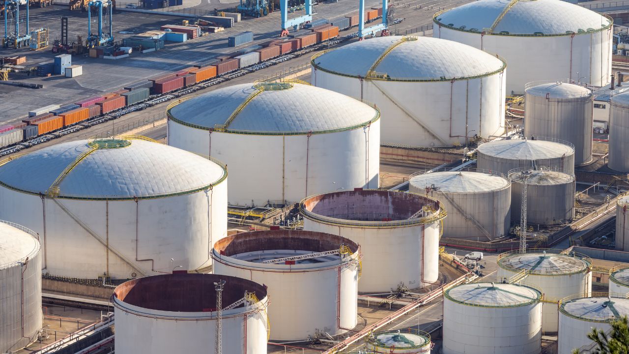 asian refineries face risks from sanctioned crude and falling exports