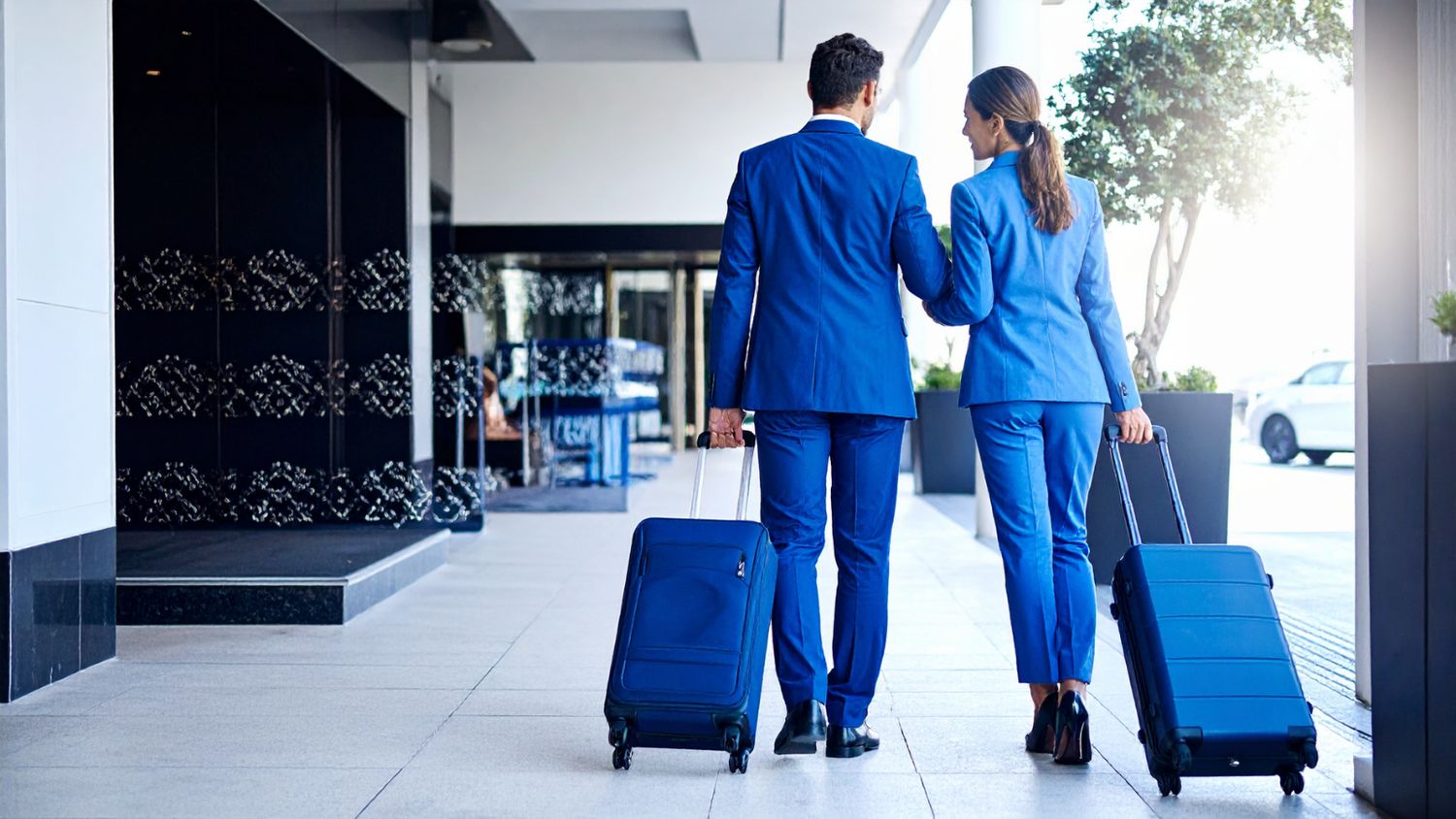 Expat specialist welcoming a client to discuss cross-border financial planning
