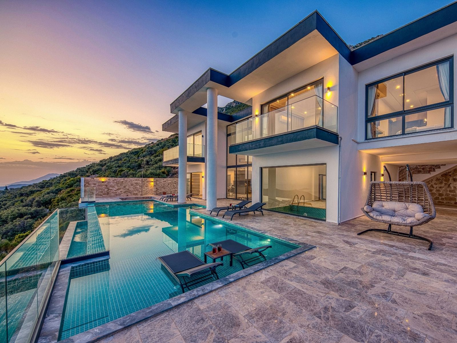 International clients arriving at a residence